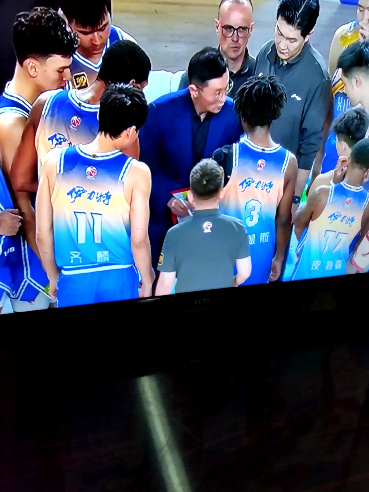PG平台-新疆球员用力猛攻,多次突破对手防线取得进球